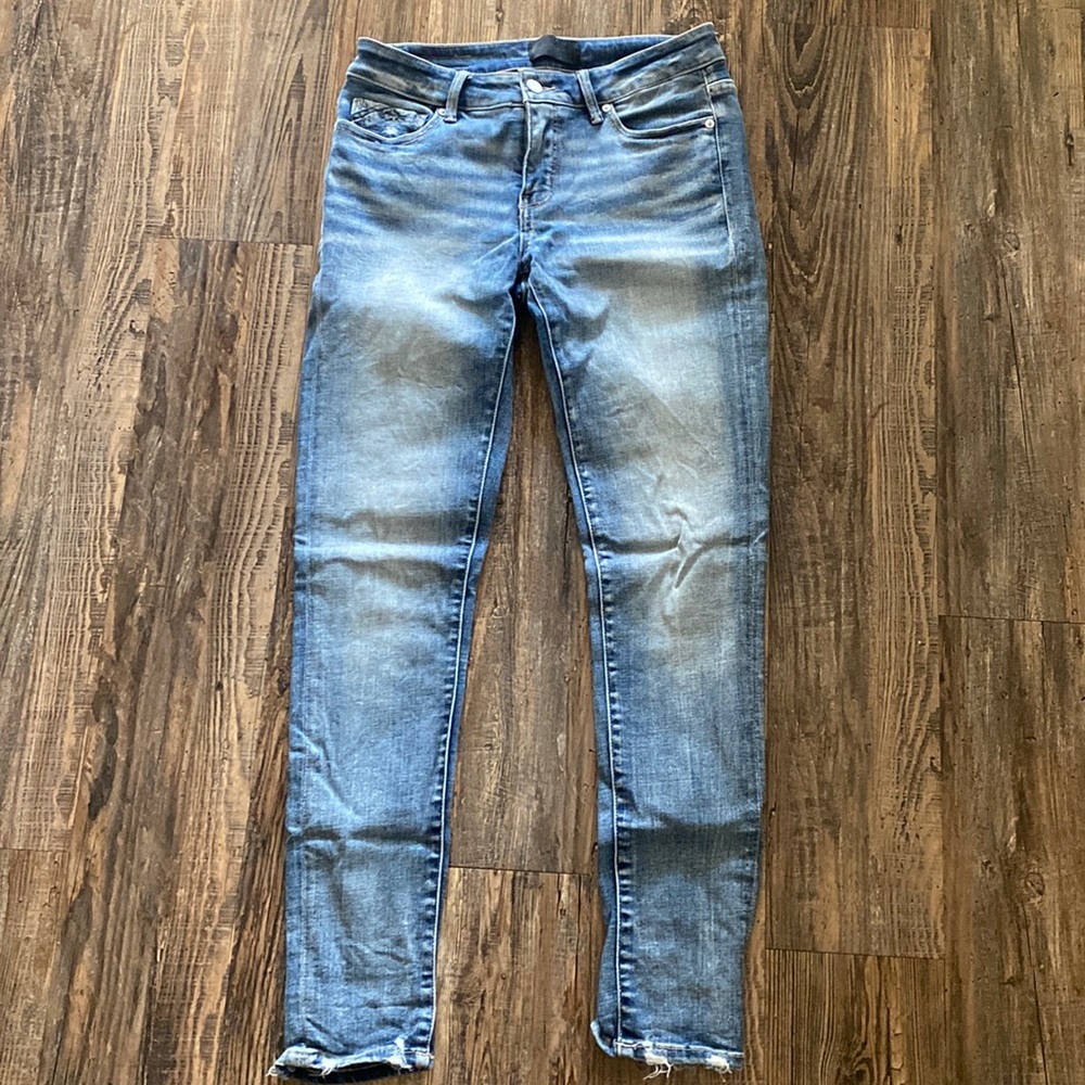 Medium wash Buckle Black distressed ankle skinny jeans sz 27